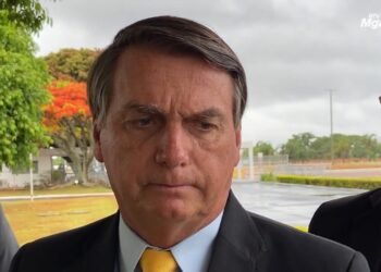 Bolsonaro critica novamente exame da OAB: “prova para poder trabalhar” Bolsonaro critica novamente exame da OAB: “prova para poder trabalhar”
