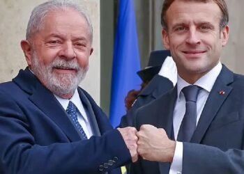 Em Paris, Lula é recebido por Macron com protocolo de chefe de Estado