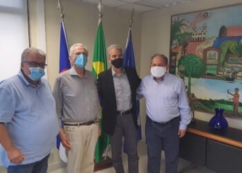 Feitosa visita a FIEPE, discute projetos e fala sobre política e economia