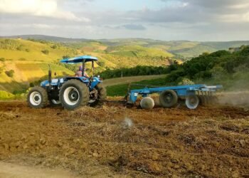 Parceria entre Neném de Uruçu e prefeitura garante aração de terra para agricultores em Uruçu-Mirim