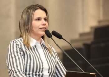 Post de Clarissa Tércio sobre suposta “tatuagem em ânus em protesto contra Bolsonaro” é marcado como “informação falsa” pelo Facebook