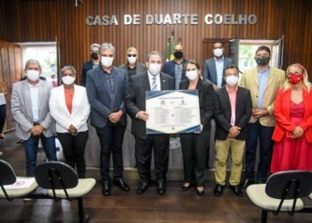 Vereadores de Igarassu recebem presidente da Alepe em sessão na Casa de Duarte Coelho