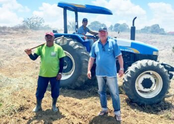 Gravatá | Neném de Uruçu acompanha serviço de aração de terra que beneficia agricultores; vereador é autor do pedido Gravatá | Neném de Uruçu acompanha serviço de aração de terra que beneficia agricultores; vereador é autor do pedido