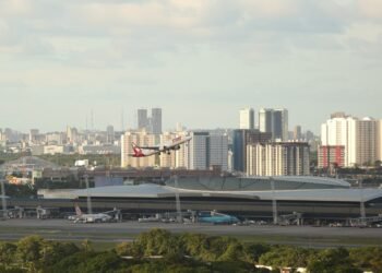 Aeroporto do Recife tem voos cancelados por conta do aumento de casos de Covid-19 e Influenza