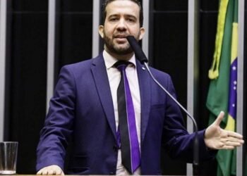 André Janones lança candidatura à presidência pelo partido Avante, em Recife