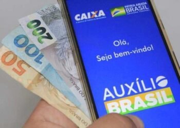 Governo diz que zerou a fila de famílias à espera do Auxílio Brasil Governo diz que zerou a fila de famílias à espera do Auxílio Brasil