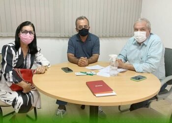 No ITERPE, Geninho e Cristiane Oliveira se reúnem com Henrique Queiroz e debatem regularização fundiária do Engenho Capivara em Cortês