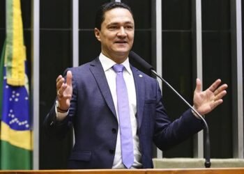 Para ter certeza de cumprimento de Lei que reduz conta de energia, André Ferreira promete fiscalização pesada