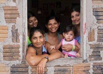 Rendimento familiar cai e trabalhador está tendo que escolher comer ou pagar conta Rendimento familiar cai e trabalhador está tendo que escolher comer ou pagar conta