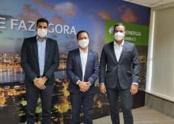 André Ferreira vai à Neoenergia para garantir desconto na conta de luz para 1,5 milhão de famílias
