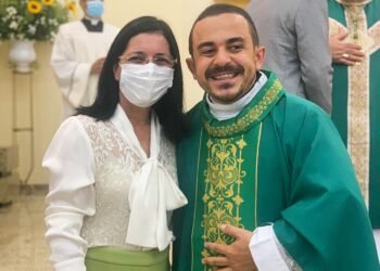 Fé e respeito: Evangélica, Cristiane Oliveira dá boas-vindas ao novo pároco de Cortês