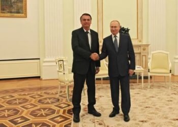Em encontro com Putin, Bolsonaro diz que é solidário à Rússia