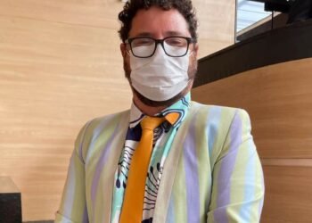 Ivan Moraes participa de sessão da Câmara vestido a caráter para o carnaval