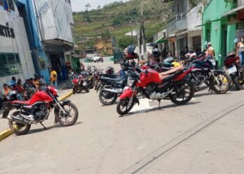 Mototaxistas protestam em frente à prefeitura de Cortês
