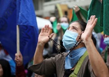 Mundo • Justiça da Colômbia autoriza prática do aborto até o sexto mês de gravidez