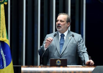 Velhos problemas, novos desafios   • Por Armando Monteiro