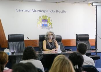 Recife | Liana Cirne entrega propostas debatidas em reunião pública ao Conselho Superior de Transporte Metropolitano