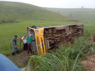 URGENTE: microônibus escolar tomba na zona rural de Pombos
