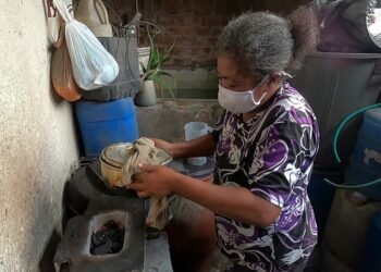 Aumento do gás de cozinha preocupa quem já não tinha como comprar botijão: ‘Estou cozinhando com carvão e usando o gás para esquentar a comida’ Aumento do gás de cozinha preocupa quem já não tinha como comprar botijão: ‘Estou cozinhando com carvão e usando o gás para esquentar a comida’