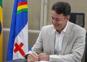 Em Jaboatão, Anderson Ferreira concede reajuste de 36% para os professores