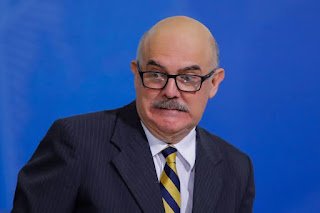 Com aumento de desgaste, ministro da Educação sinaliza pedir afastamento do cargo