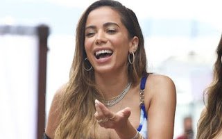 VÍDEO – Anitta debocha da Justiça Eleitoral e incita amigos a descumprir determinação do TSE sobre posicionamento políticos em shows