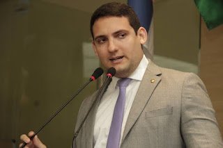 “Ele tava algemado não, você é cego?”: Romero Albuquerque se incomoda com comentário de internauta sobre tapa em rosto de homem que agrediu cadela