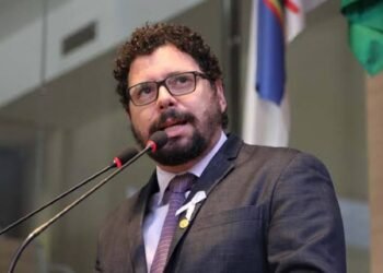 Lutando pelo reajuste do piso nacional, professores do Recife entram em greve; Ivan Moraes sai em defesa da classe