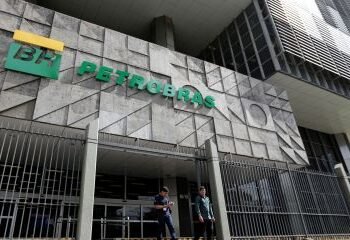 Petrobras eleva preço da gasolina em 18% e do diesel, em 25% Petrobras eleva preço da gasolina em 18% e do diesel, em 25%