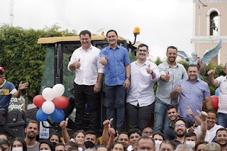André Ferreira entrega tratores em Sairé e São Joaquim do Monte André Ferreira entrega tratores em Sairé e São Joaquim do Monte