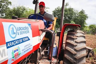 Prefeitura de Agrestina oferta aração de terra gratuita para agricultores do município