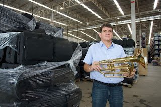 Em nova fiscalização, Alcides Cardoso encontra instrumentos musicais comprados pela Prefeitura do Recife estocados em outro galpão, em Jaboatão