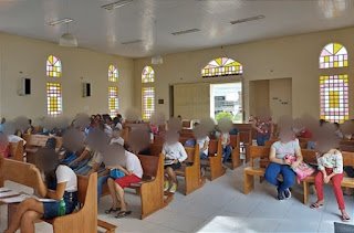 Com escola em reforma, alunos de Bezerros fazem prova dentro de igreja e caso repercute