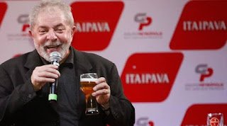 ‘No Brasil, guerra seria resolvida numa mesa tomando cerveja’, diz Lula sobre conflito na Ucrânia ‘No Brasil, guerra seria resolvida numa mesa tomando cerveja’, diz Lula sobre conflito na Ucrânia