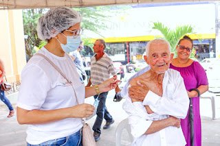 Crianças e idosos são imunizados em Dia D de Vacinação em Gravatá