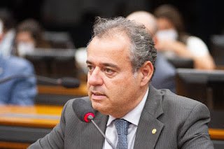 Danilo comemora aprovação de piso da enfermagem