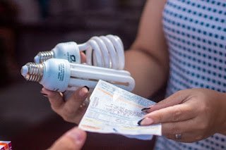 Mais de 155 mil pessoas correm risco de perder tarifa social no estado; saiba como manter desconto na conta de luz