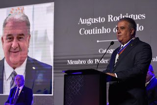 Augusto Coutinho recebe Medalha do Mérito Industrial da Fiepe