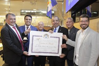 Vice-presidente da Câmara do Recife Hélio Guabiraba entrega Título de Cidadão do Recife ao empresário seu Tito
