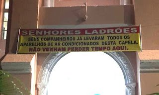 Recife: após roubos, padre coloca faixas em igreja avisando aos ladrões que “seus companheiros levaram todos os aparelhos”