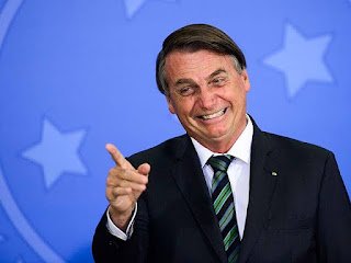 Bolsonaro sanciona lei que fixa piso salarial de R$ 4,7 mil para enfermeiros