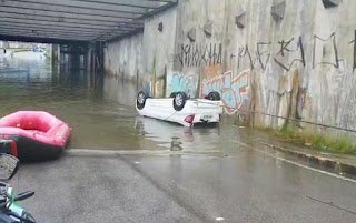 Idosa morre após entrar com carro em túnel alagado, no Recife