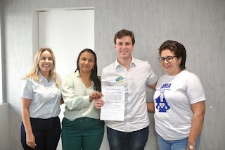 Miguel recebe mães de crianças com autismo e assina carta de compromissos para pessoas com TEA