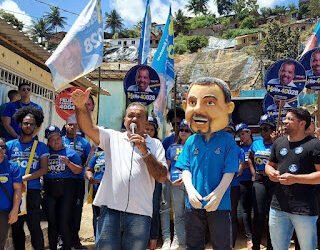 Durante caminhada no Córrego do Jenipapo, Hélio Guabiraba recebe apoio dos moradores