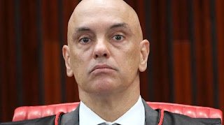 Moraes é criticado nas redes sociais após gesto de ‘degola’ em sessão que julgava ação contra Bolsonaro