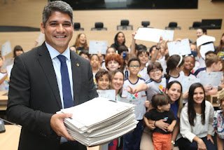 Crianças vão à Câmara do Recife e entregam mais de 50 ideias e sugestões de projetos para a cidade