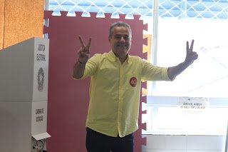 Danilo Cabral vota em escola na Zona Norte do Recife