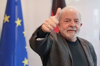 Luiz Inácio Lula da Silva (PT) é eleito presidente pela terceira vez