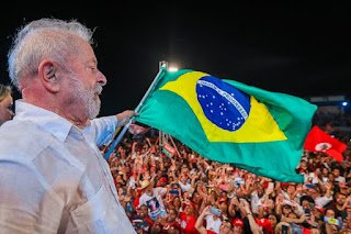 Lula sinaliza intenção de mais concursos e reajuste para servidores