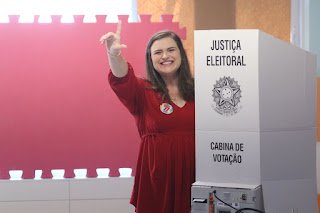 Marília Arraes vota em escola na Zona Norte do Recife